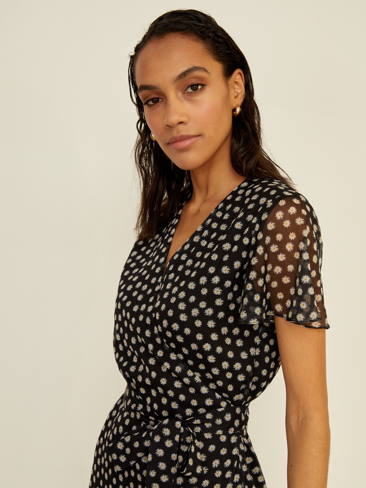 


Платье с драпировкой на запах выполнено из полупрозрачной ткани и оформлено контрастным цветочным принтом. Короткие рукава-крылышки акцентируют линию плеч. Мягкий пояс подчеркивает талию. Идеальное летнее платье.

На модели размер XS