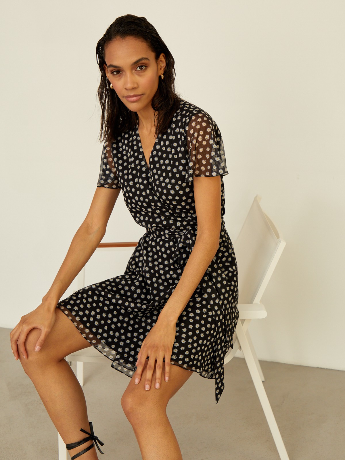 


Платье с драпировкой на запах выполнено из полупрозрачной ткани и оформлено контрастным цветочным принтом. Короткие рукава-крылышки акцентируют линию плеч. Мягкий пояс подчеркивает талию. Идеальное летнее платье.

На модели размер XS