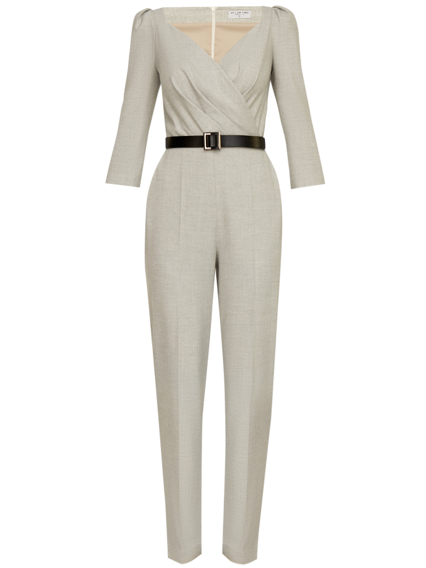 


Длинный комбинезон полуоблегающего кроя. Драпировка на запах акцентирована V-образным вырезом. Декоративные сборки по плечевой линии. Дополненконтрастным поясом.

На модели размер XS