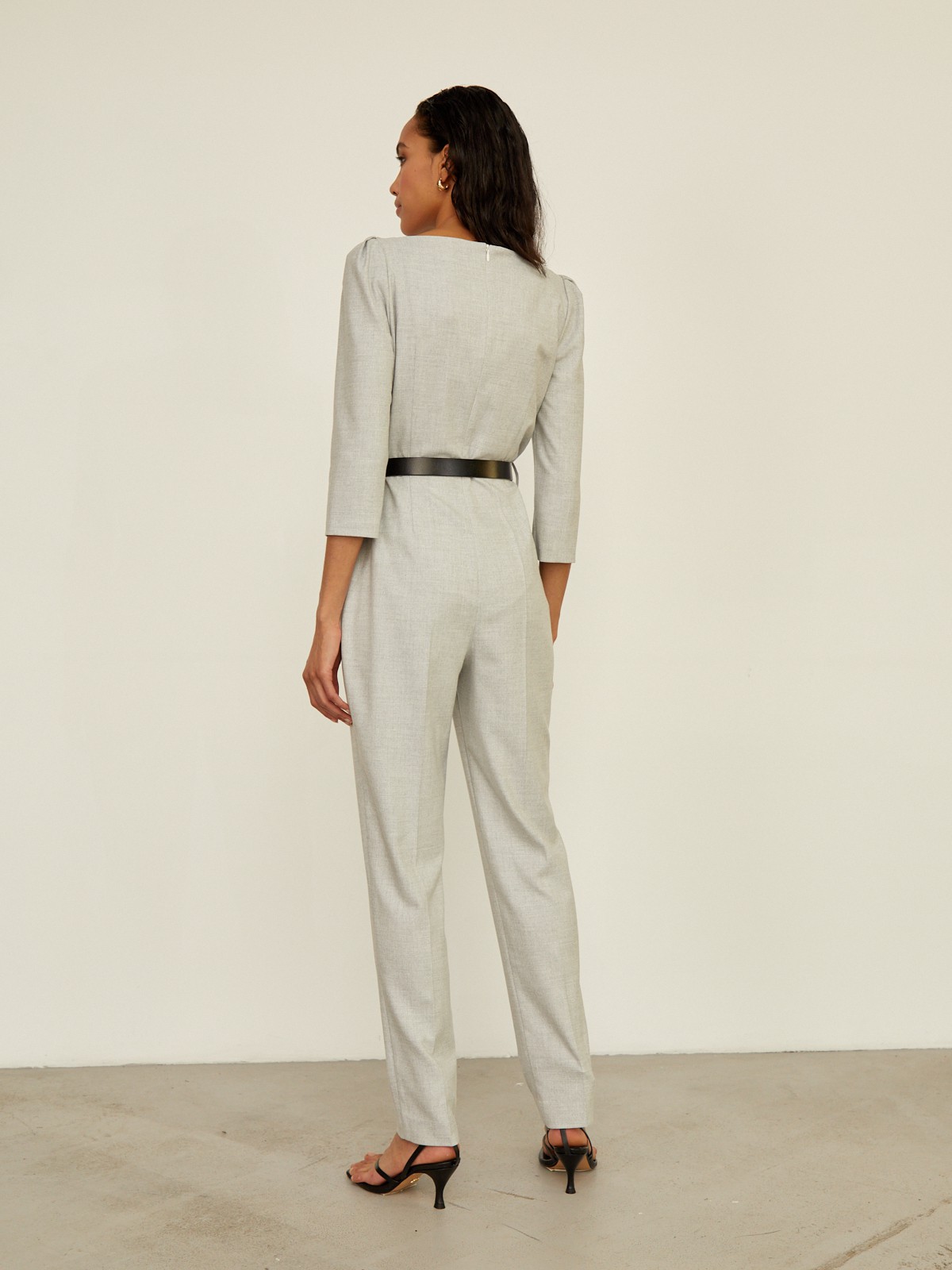 


Длинный комбинезон полуоблегающего кроя. Драпировка на запах акцентирована V-образным вырезом. Декоративные сборки по плечевой линии. Дополненконтрастным поясом.

На модели размер XS