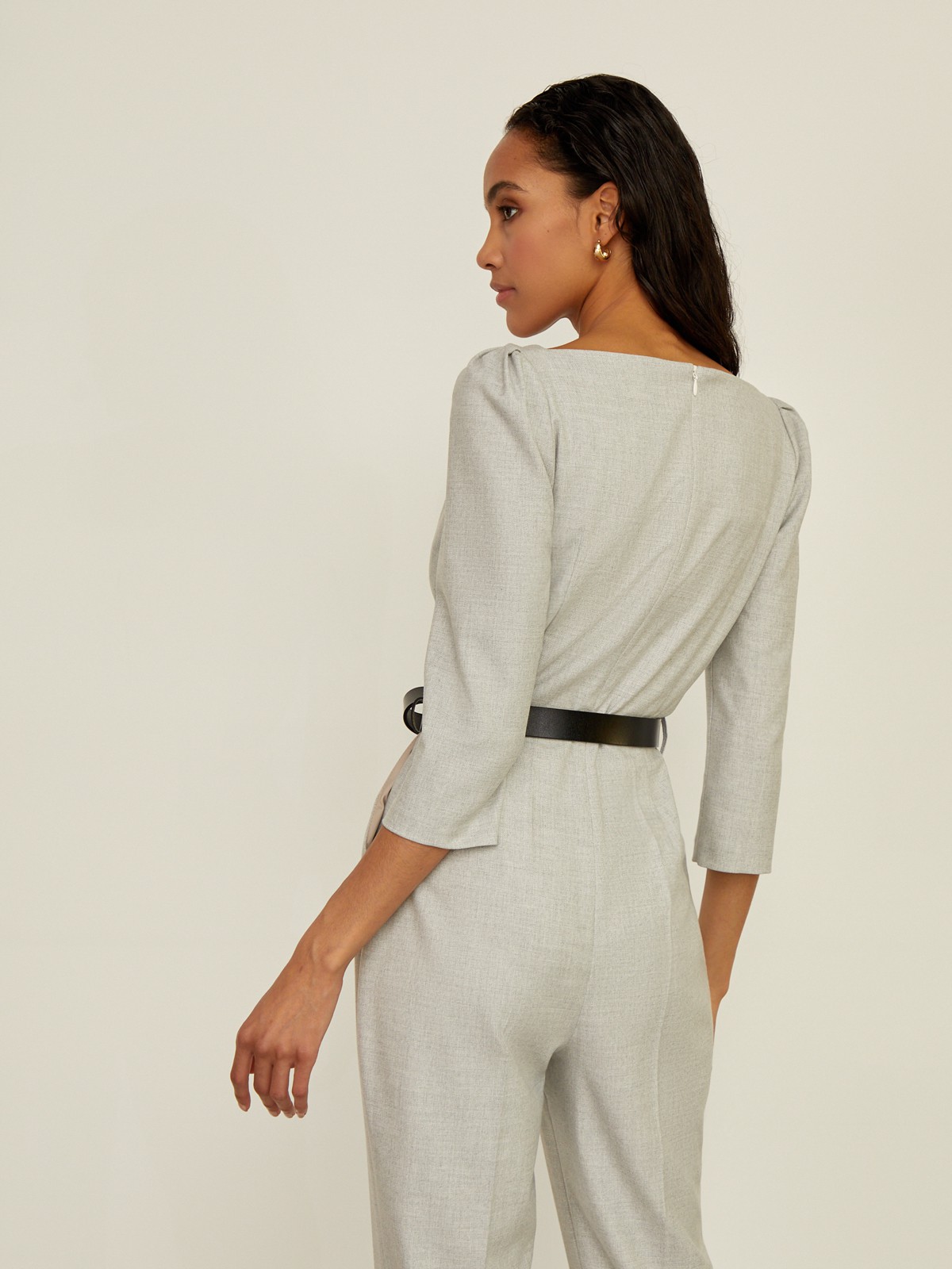 


Длинный комбинезон полуоблегающего кроя. Драпировка на запах акцентирована V-образным вырезом. Декоративные сборки по плечевой линии. Дополненконтрастным поясом.

На модели размер XS