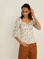 Блуза с фигурным вырезом, цвет: принт (цветы на молочном фоне) Allweneed
Блуза из плотной ткани с цветочным принтом украшена фигурным вырезом в области декольте. Рукава 3/4 оформлены декоративными сборками.