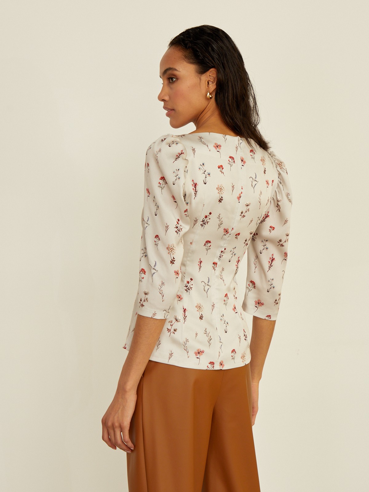 Блуза с фигурным вырезом, цвет: принт (цветы на молочном фоне) Allweneed
Блуза из плотной ткани с цветочным принтом украшена фигурным вырезом в области декольте. Рукава 3/4 оформлены декоративными сборками.