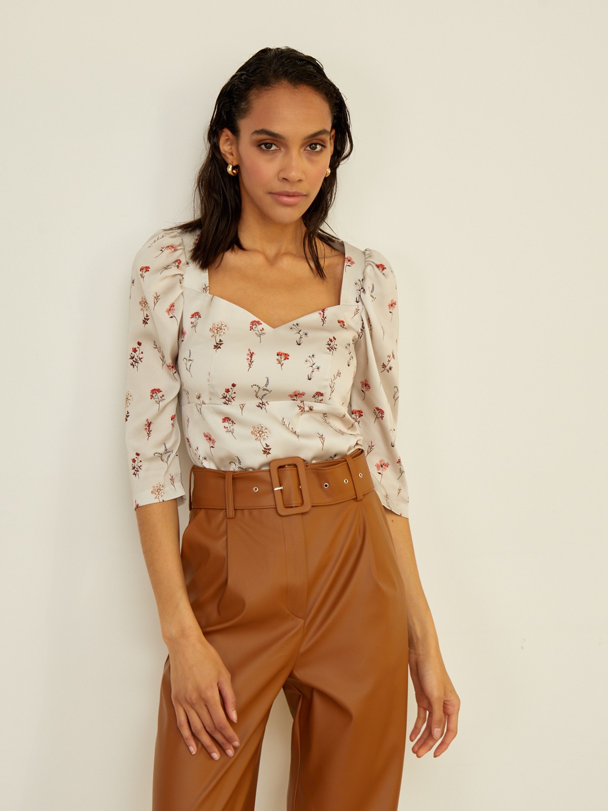 Блуза с фигурным вырезом, цвет: принт (цветы на молочном фоне) Allweneed
Блуза из плотной ткани с цветочным принтом украшена фигурным вырезом в области декольте. Рукава 3/4 оформлены декоративными сборками.