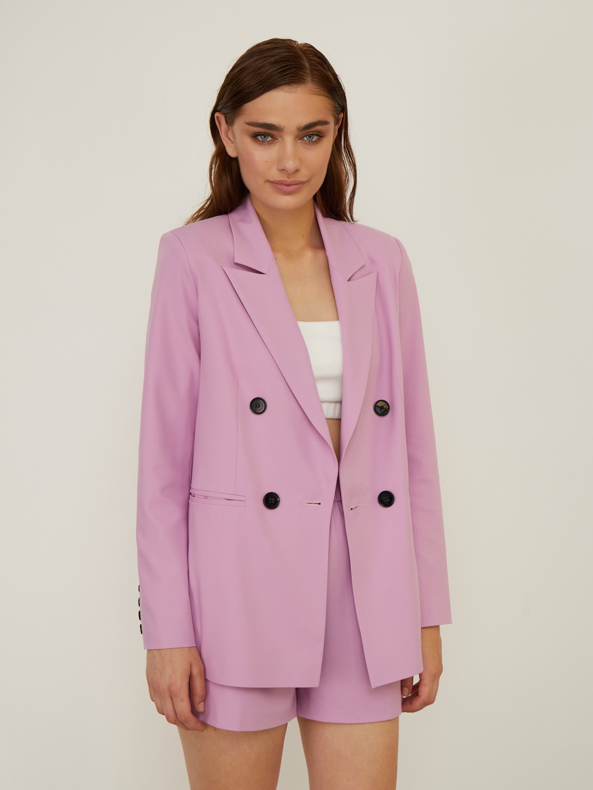 




Двубортный жакет прямого кроя из плотной костюмной ткани. Прорезные карманы и заостренные лацканы. Пуговицы создают контрастный акцент.

На модели размер XS