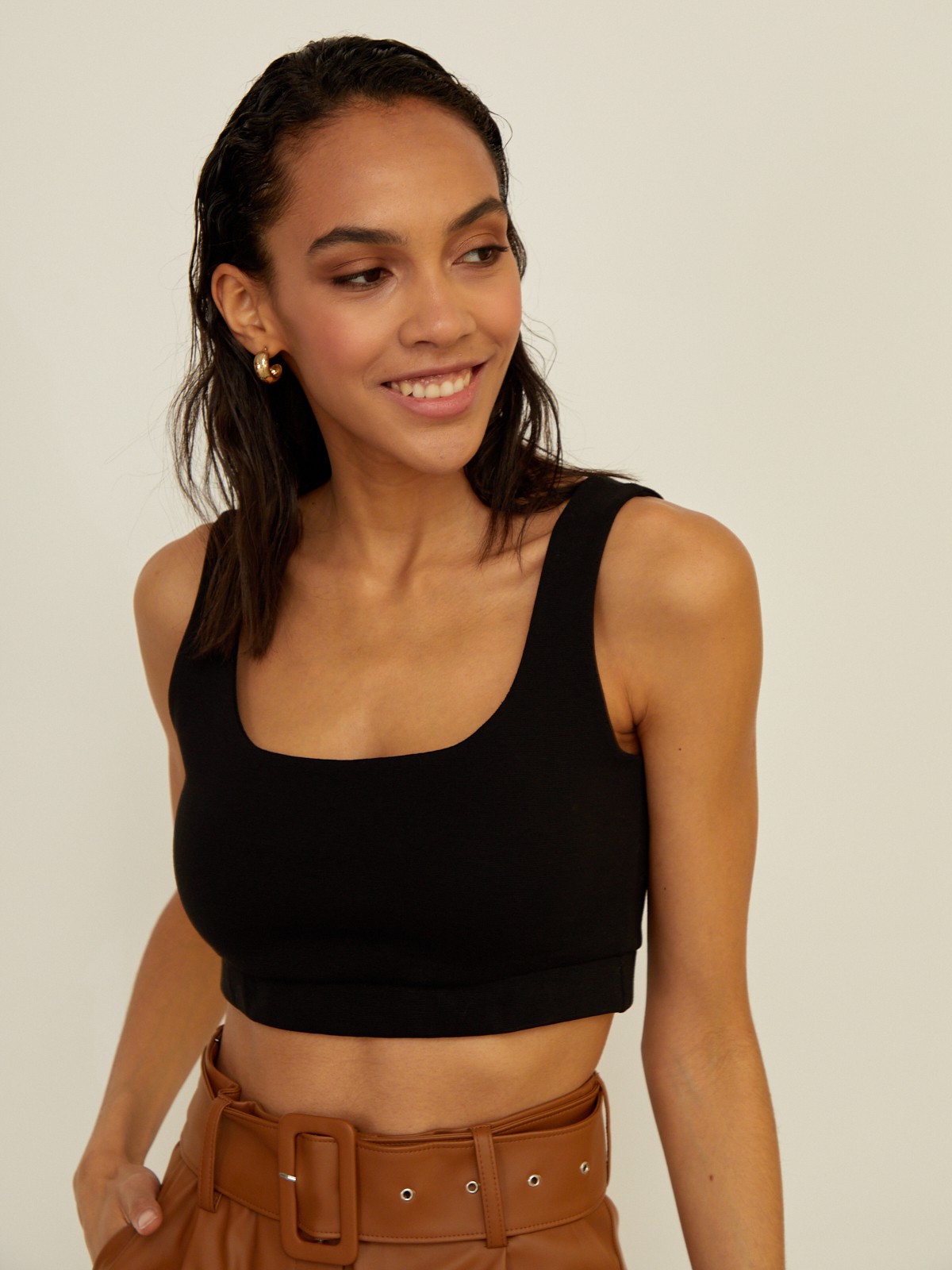 Укороченный топ облегающего кроя выполнен из двухслойной мягкой хлопковой ткани. Ткань топа плотная, что позволит носить его без нижнего белья. Квадратный вырез и широкие бретели подчеркивают плечи и линию декольте.

На модели размер XS