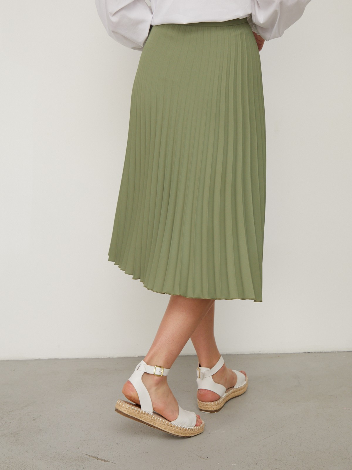 


Юбка средней длины А-силуэта с широкой плиссировкой и пришивным поясом на талии.

На модели размер M