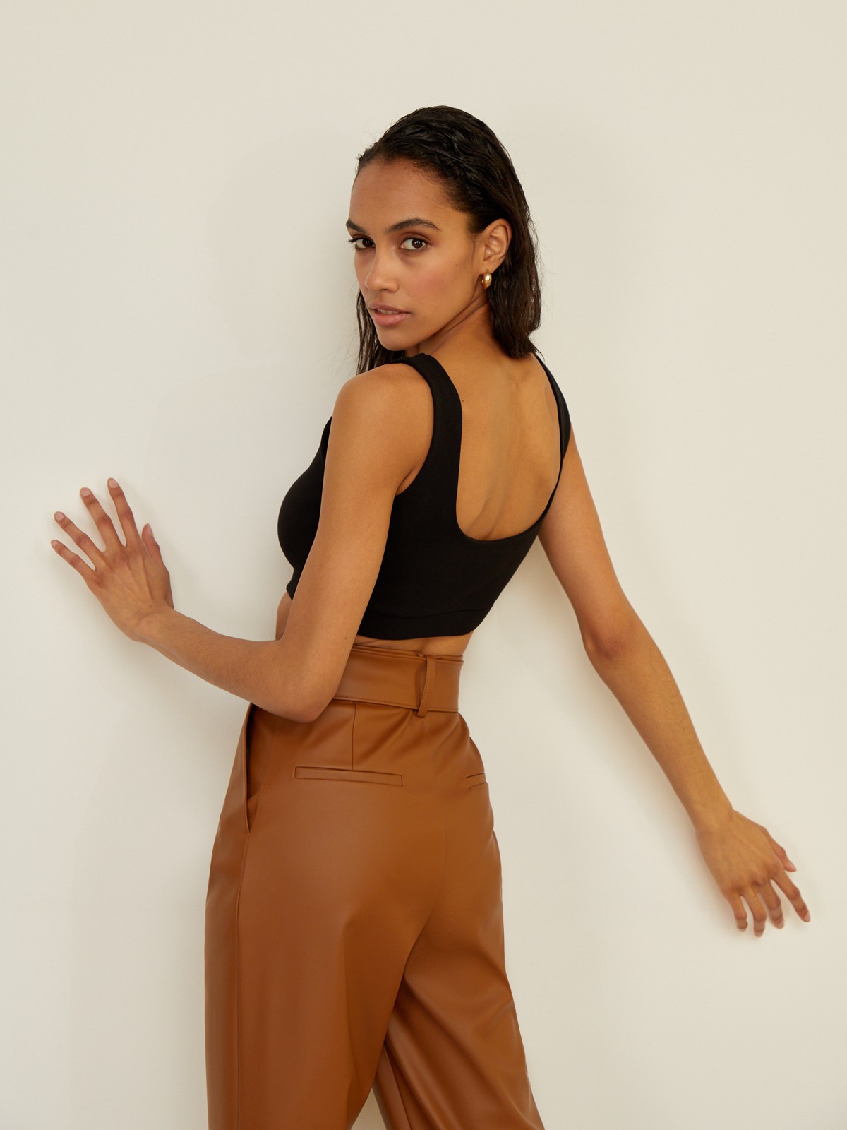 Укороченный топ облегающего кроя выполнен из двухслойной мягкой хлопковой ткани. Ткань топа плотная, что позволит носить его без нижнего белья. Квадратный вырез и широкие бретели подчеркивают плечи и линию декольте.

На модели размер XS