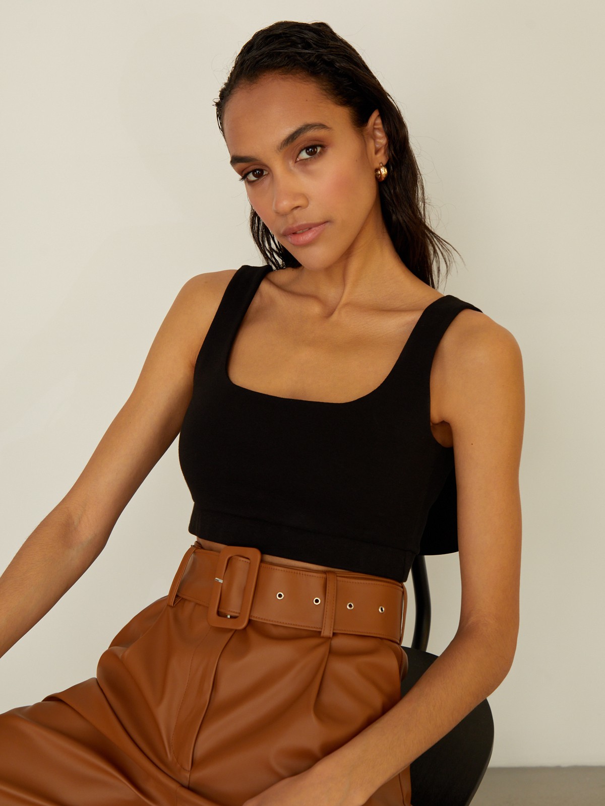 Укороченный топ облегающего кроя выполнен из двухслойной мягкой хлопковой ткани. Ткань топа плотная, что позволит носить его без нижнего белья. Квадратный вырез и широкие бретели подчеркивают плечи и линию декольте.

На модели размер XS