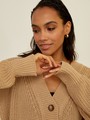 Кардиган трикотажный на пуговицах, цвет: бежевый Allweneed Кардиган oversize с V-образным вырезом и спущенным плечом. Модель дополнена 3 роговыми пуговицами. Дополните теплый и уютный образ бельевым топом или футболкой.
На модели размер one size