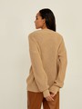 Кардиган трикотажный на пуговицах, цвет: бежевый Allweneed Кардиган oversize с V-образным вырезом и спущенным плечом. Модель дополнена 3 роговыми пуговицами. Дополните теплый и уютный образ бельевым топом или футболкой.
На модели размер one size