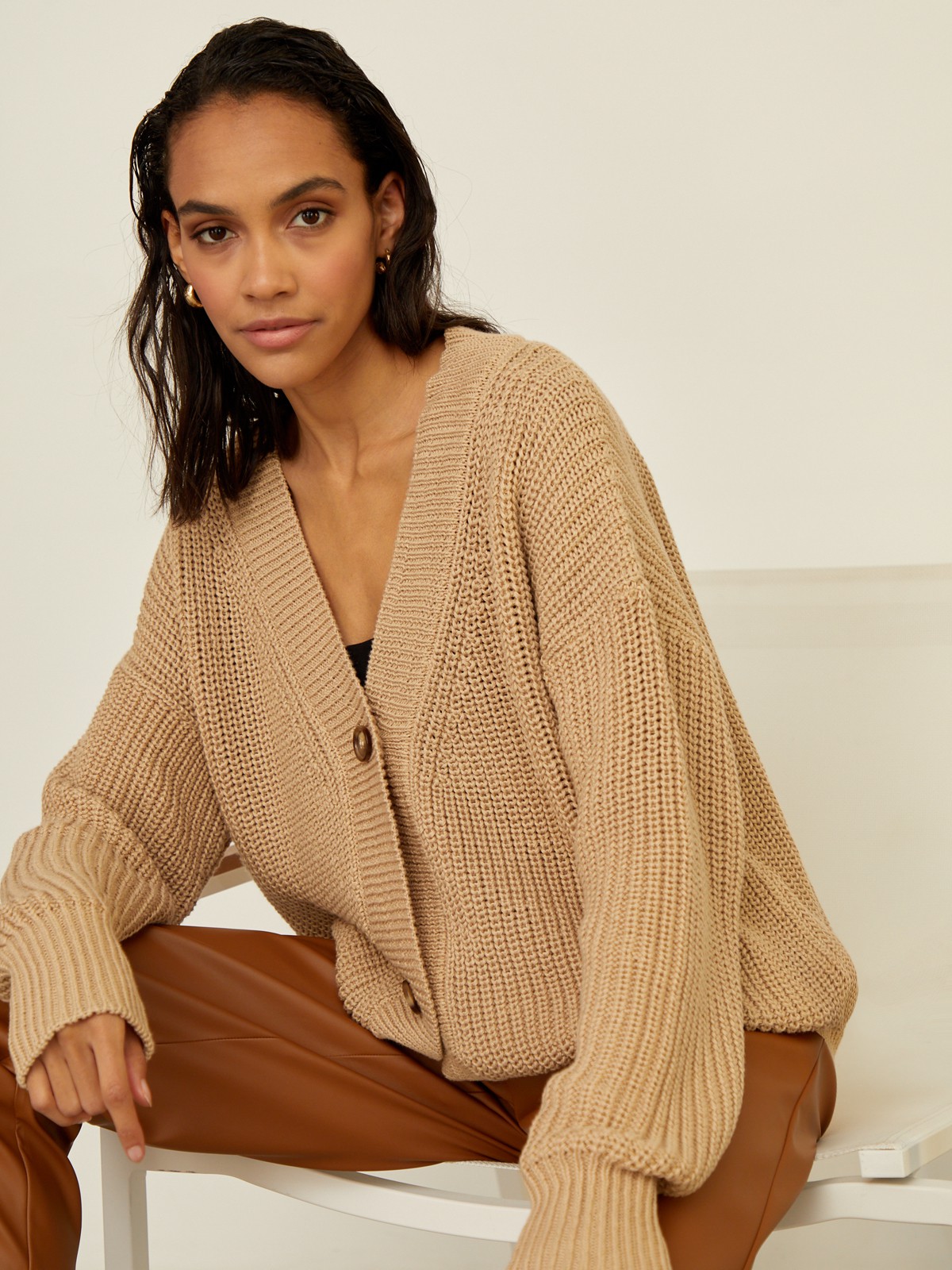 Кардиган трикотажный на пуговицах, цвет: бежевый Allweneed Кардиган oversize с V-образным вырезом и спущенным плечом. Модель дополнена 3 роговыми пуговицами. Дополните теплый и уютный образ бельевым топом или футболкой.
На модели размер one size