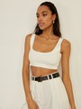 Укороченный топ облегающего кроя выполнен из двухслойной мягкой хлопковой ткани. Ткань топа плотная, что позволит носить его без нижнего белья. Квадратный вырез и широкие бретели подчеркивают плечи и линию декольте.

На модели размер XS