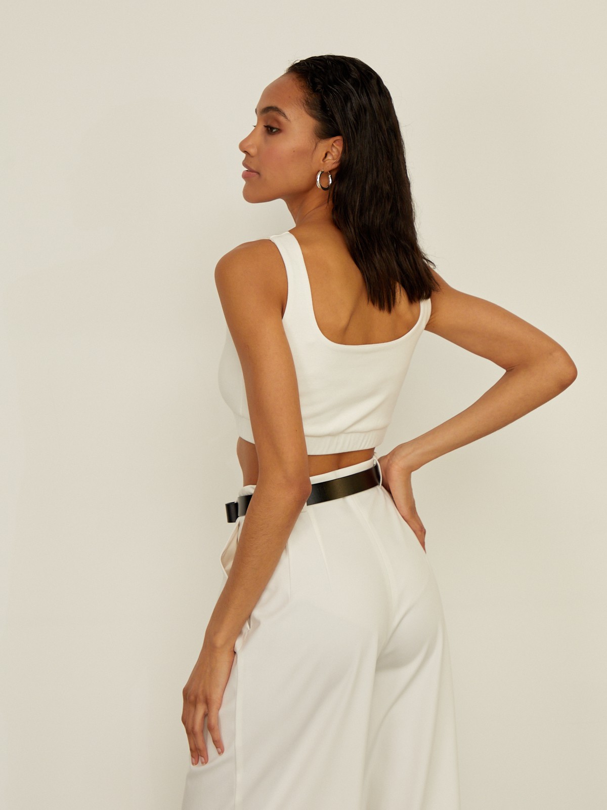 Укороченный топ облегающего кроя выполнен из двухслойной мягкой хлопковой ткани. Ткань топа плотная, что позволит носить его без нижнего белья. Квадратный вырез и широкие бретели подчеркивают плечи и линию декольте.

На модели размер XS