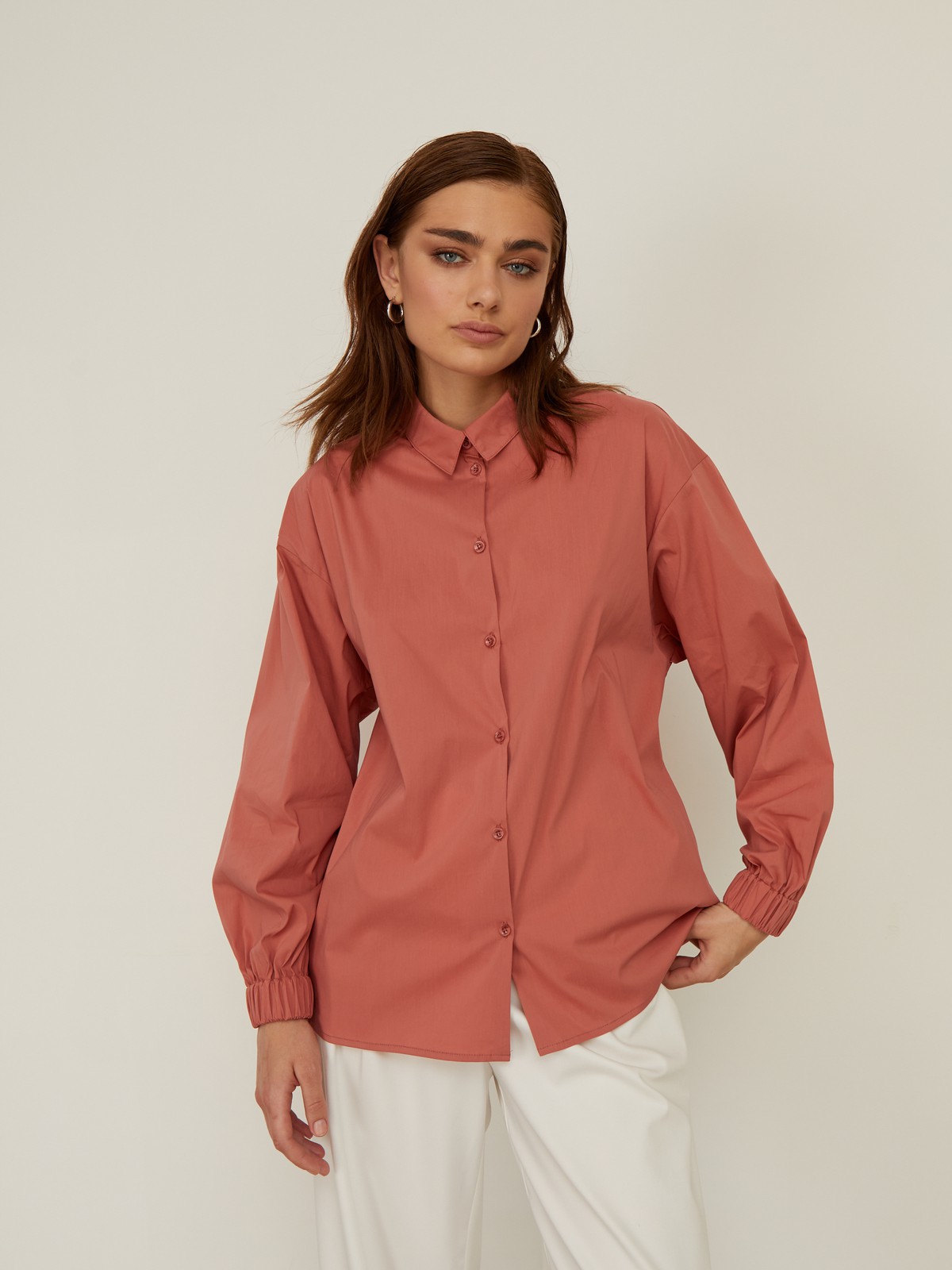 Рубашка с резинкой на манжетах, цвет: терракотовый Allweneed Рубашка с резинкой на манжетах. Свободного кроя с пышными рукавами.Модель выполнена из мягкой и приятной к телу ткани высокого качества. Отлично сочетается с джинсами mom-fit и юбками длины миди. Из обуви выбирайте изящные лодочки или обувь на плоском ходу.
На модели размер S