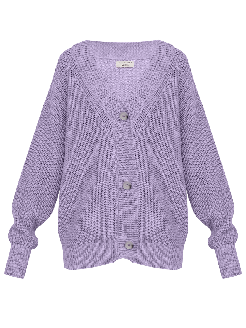 Кардиган oversize с V-образным вырезом и спущенным плечом. Модель дополнена 3 роговыми пуговицами. Дополните теплый и уютный образ бельевым топом или футболкой.

На модели размер one size