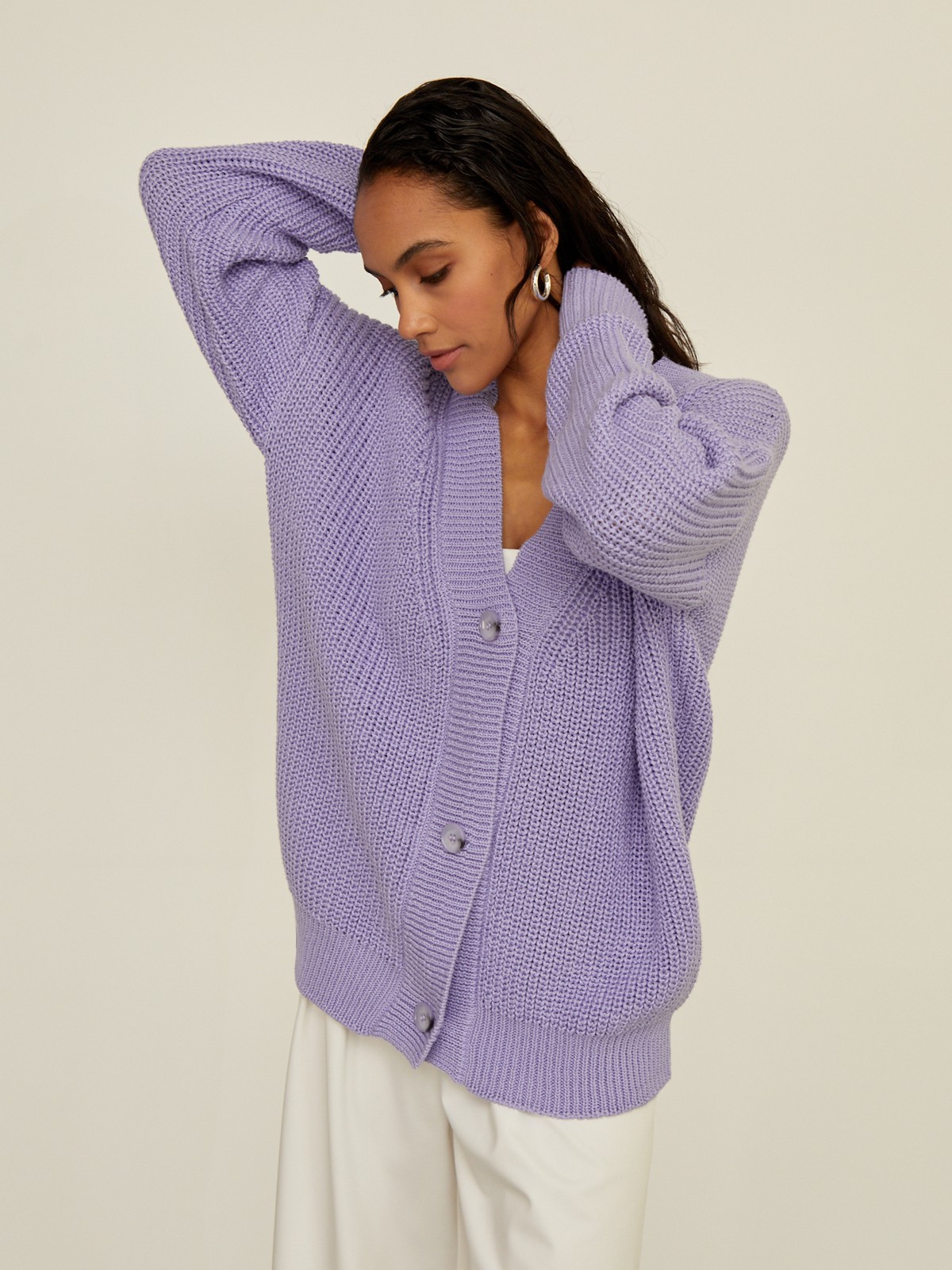 Кардиган oversize с V-образным вырезом и спущенным плечом. Модель дополнена 3 роговыми пуговицами. Дополните теплый и уютный образ бельевым топом или футболкой.

На модели размер one size