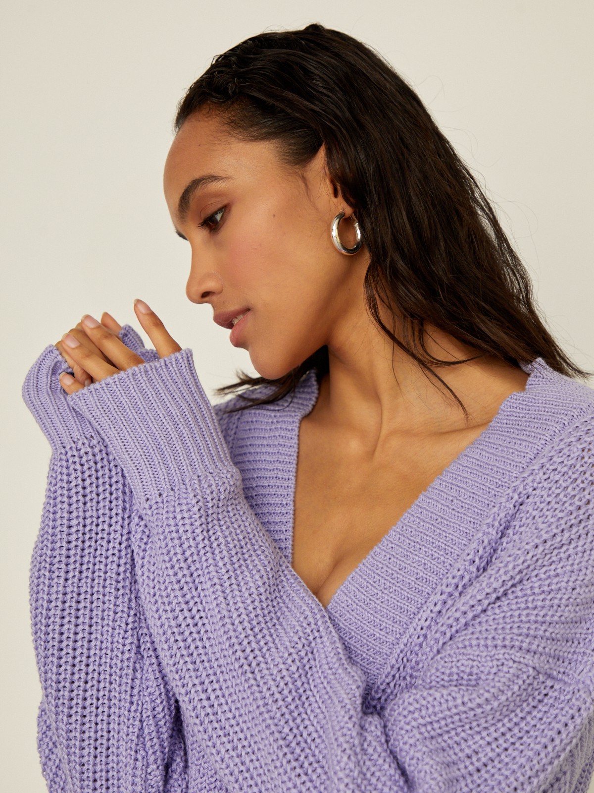 Кардиган oversize с V-образным вырезом и спущенным плечом. Модель дополнена 3 роговыми пуговицами. Дополните теплый и уютный образ бельевым топом или футболкой.

На модели размер one size