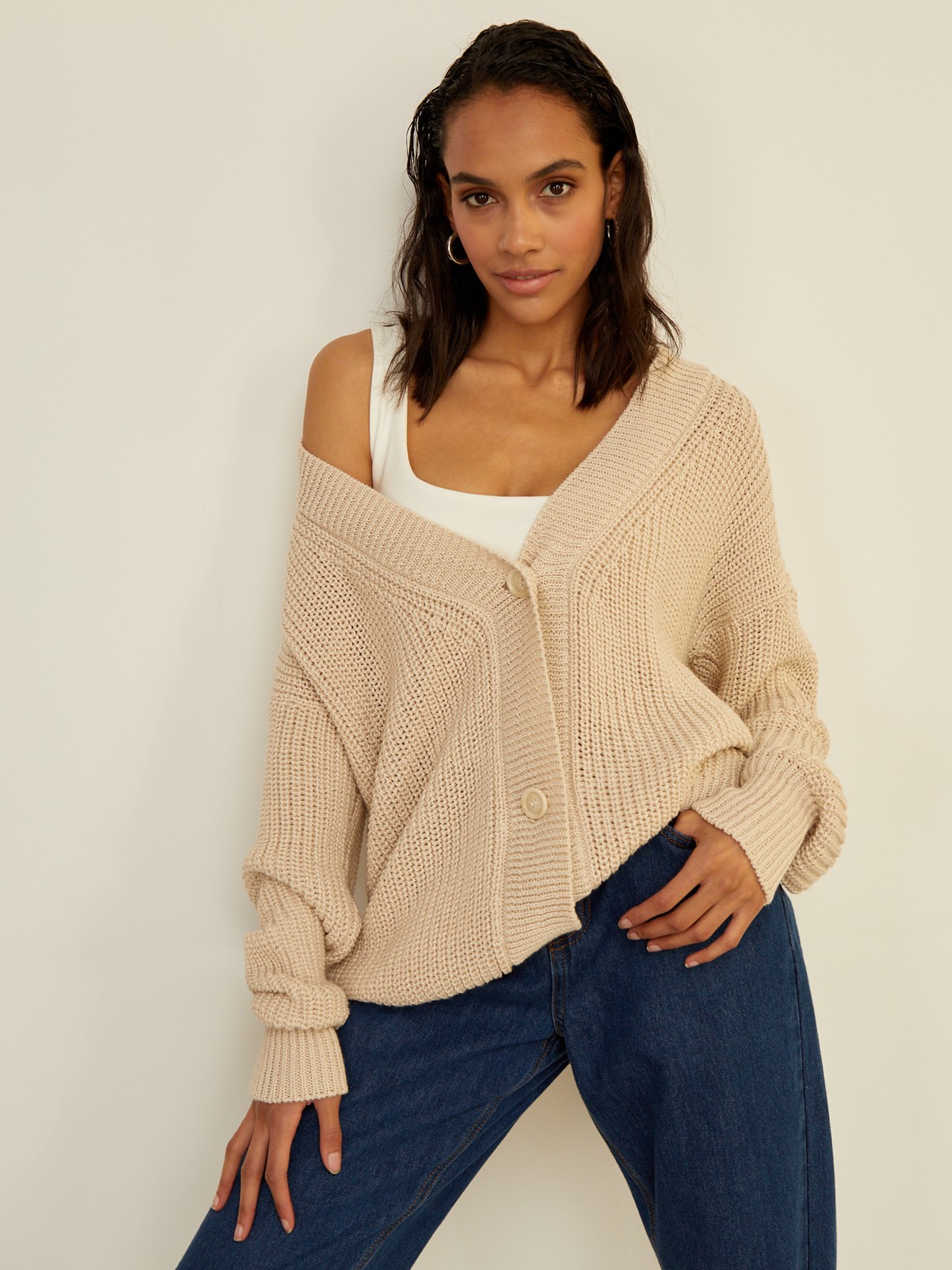 Кардиган oversize с V-образным вырезом и спущенным плечом. Модель дополнена 3 роговыми пуговицами. Дополните теплый и уютный образ бельевым топом или футболкой.

На модели размер one size