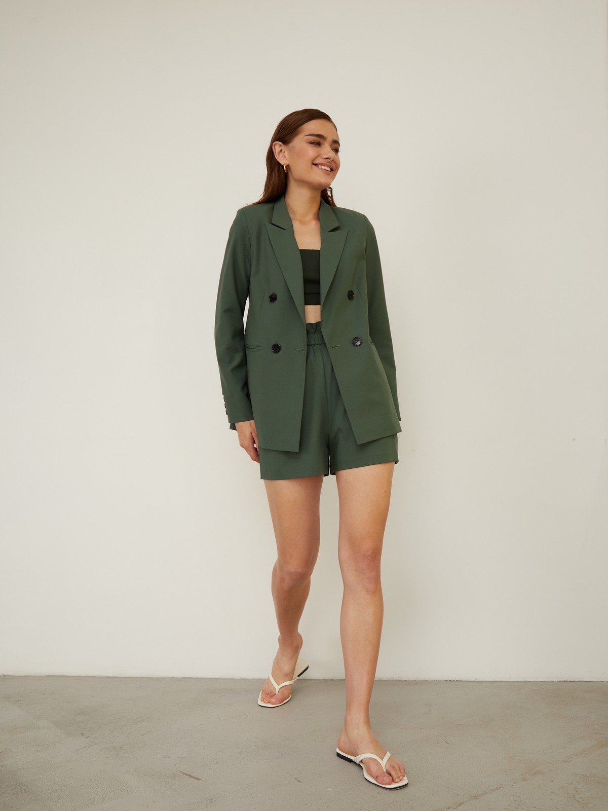 




Двубортный жакет прямого кроя из плотной костюмной ткани. Прорезные карманы и заостренные лацканы. Пуговицы создают контрастный акцент.

На модели размер XS