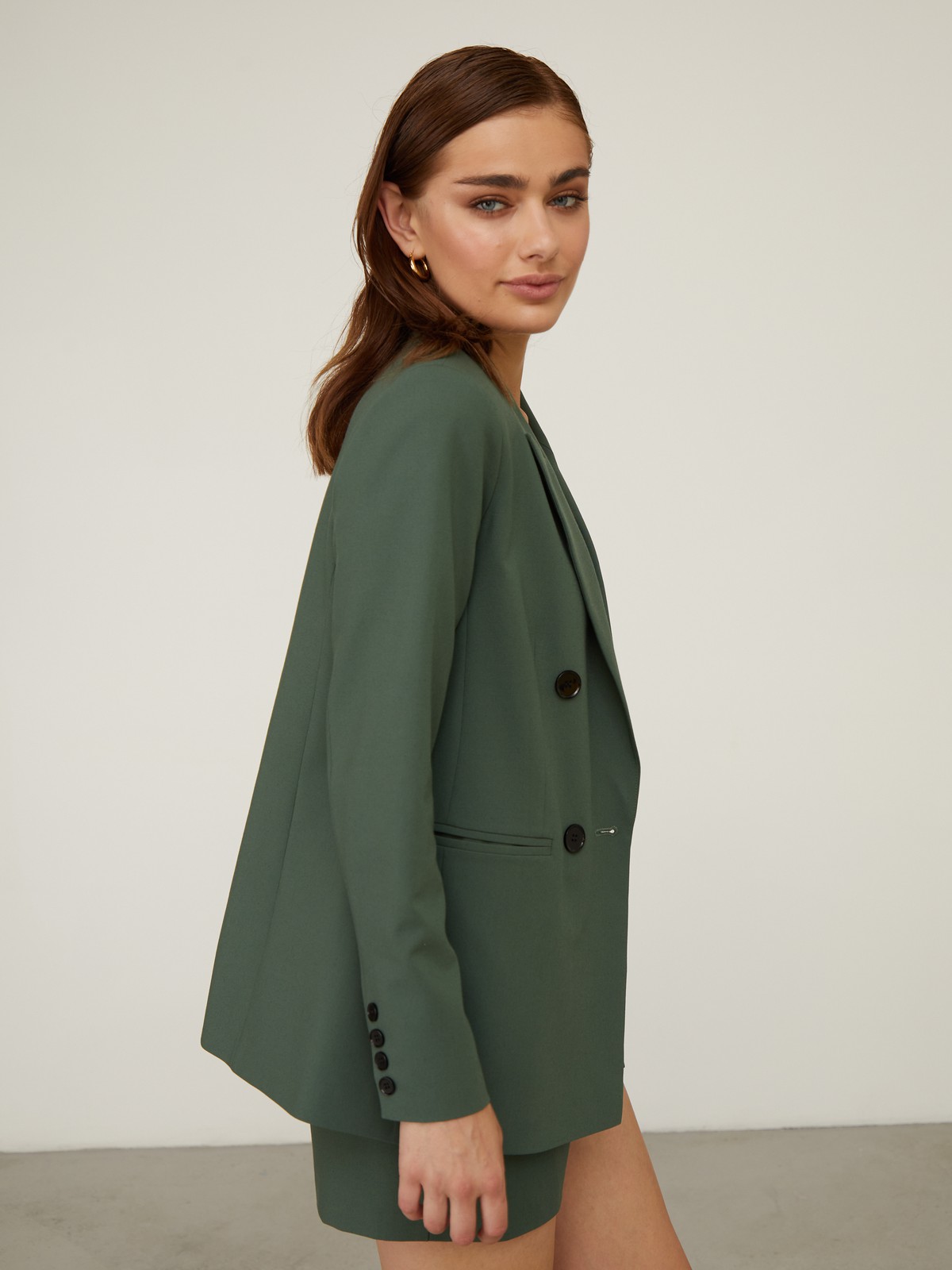 




Двубортный жакет прямого кроя из плотной костюмной ткани. Прорезные карманы и заостренные лацканы. Пуговицы создают контрастный акцент.

На модели размер XS