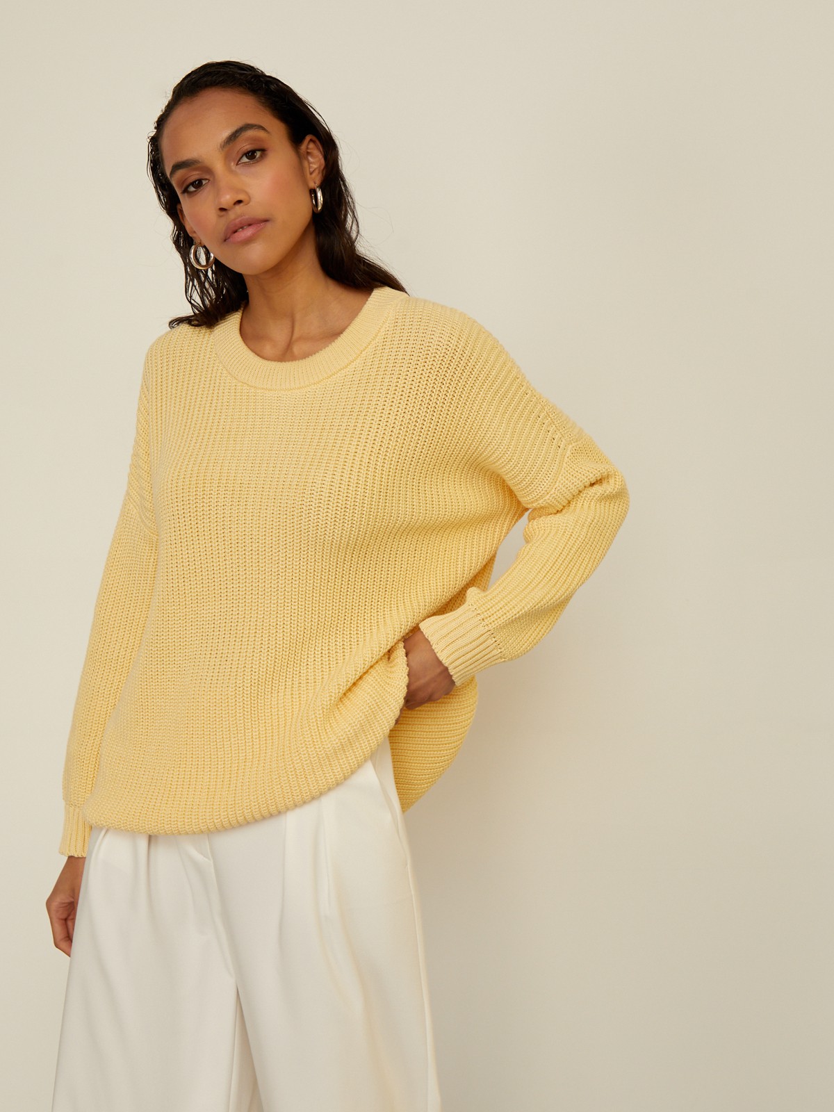 Хлопковый свитер крупной вязки с круглым вырезом. В нем удобно и уютно, его обладательница будет выглядеть как никогда женственно и изящно. Нежный хлопок дышит и позволяет поддерживать оптимальный температурный режим.

На модели размер one size