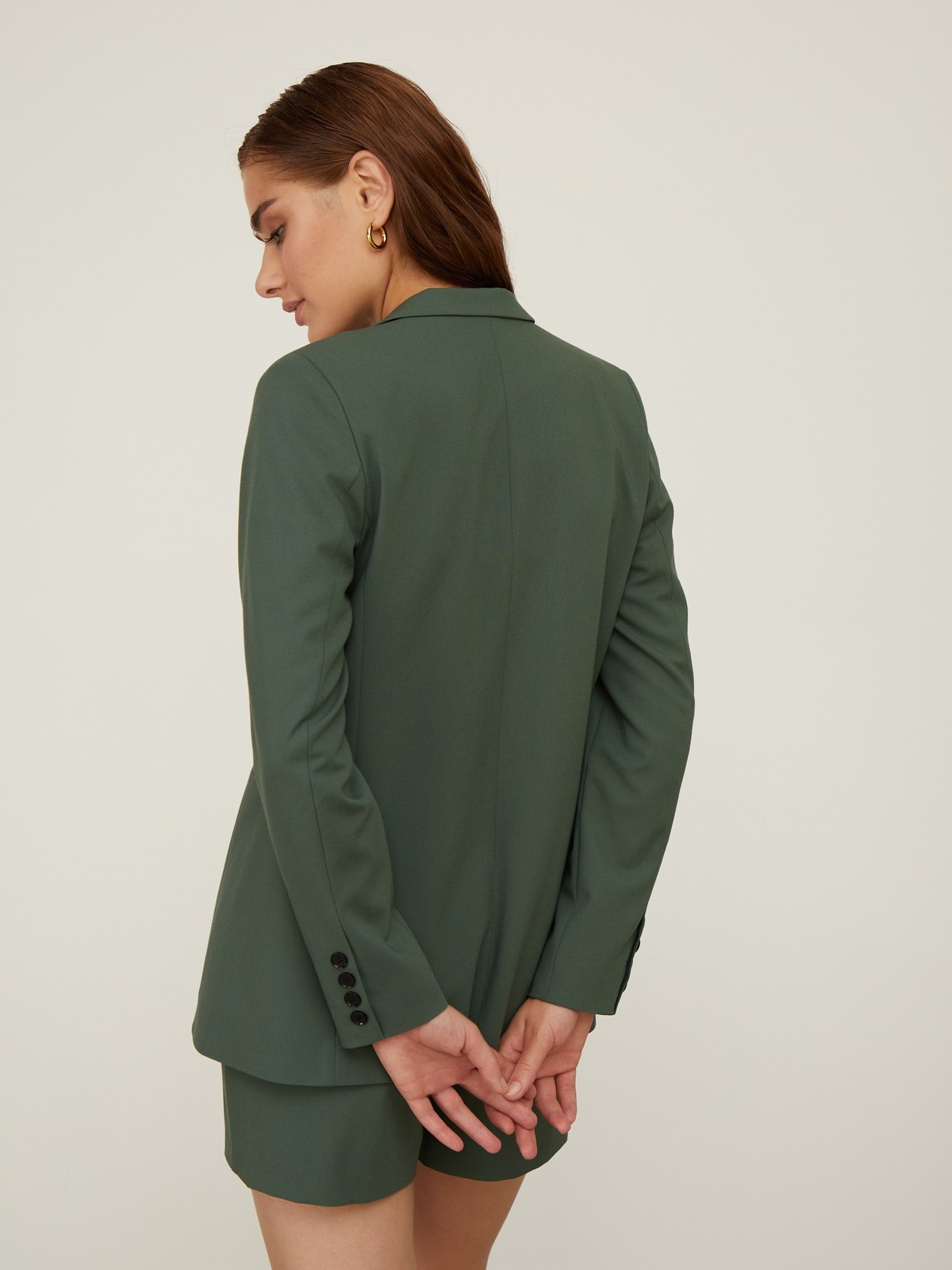 




Двубортный жакет прямого кроя из плотной костюмной ткани. Прорезные карманы и заостренные лацканы. Пуговицы создают контрастный акцент.

На модели размер XS