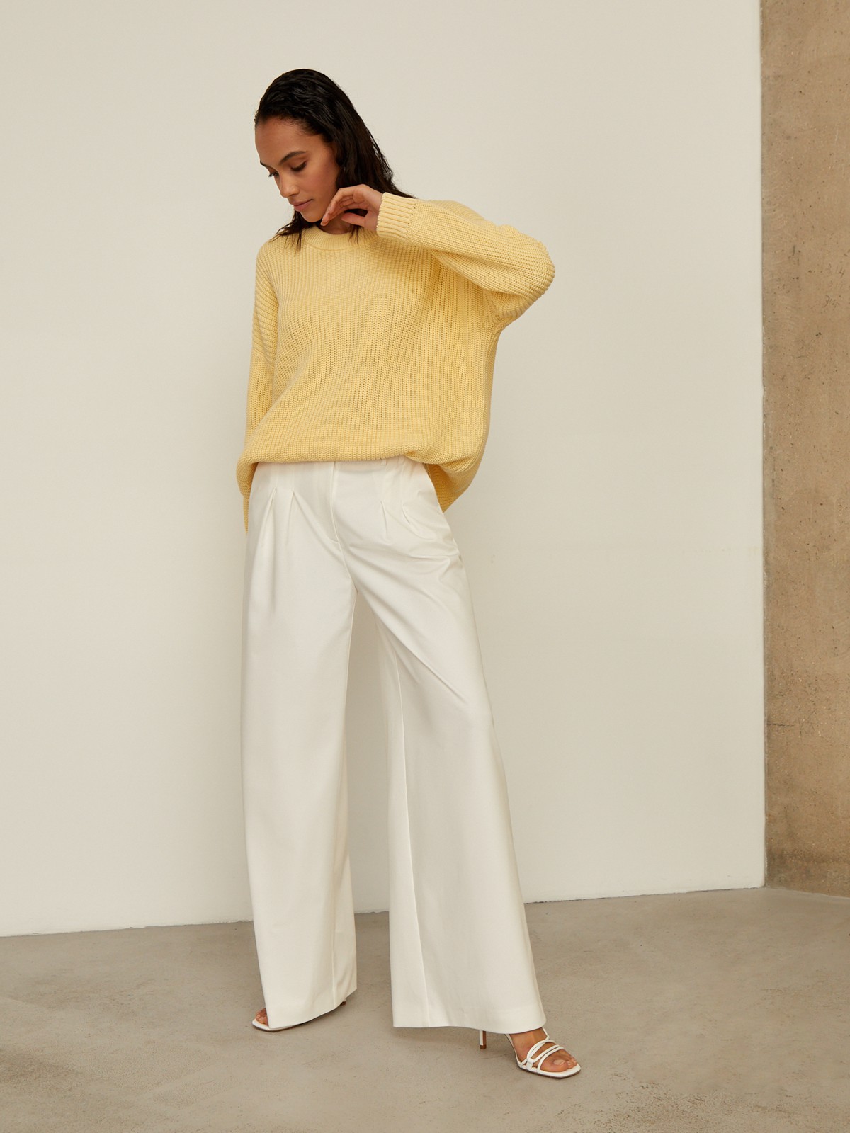 Хлопковый свитер крупной вязки с круглым вырезом. В нем удобно и уютно, его обладательница будет выглядеть как никогда женственно и изящно. Нежный хлопок дышит и позволяет поддерживать оптимальный температурный режим.

На модели размер one size