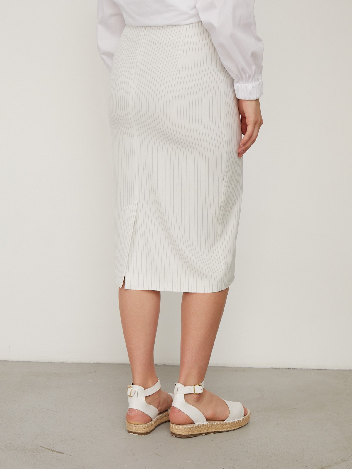 


Юбка-карандаш оформлена декоративной драпировкой и поясом с широкой круглой пряжкой. Шлица для удобства ходьбы сзади. Модель идеально подчеркнет фигуру и поможет создать стильный деловой образ.

На модели размер M