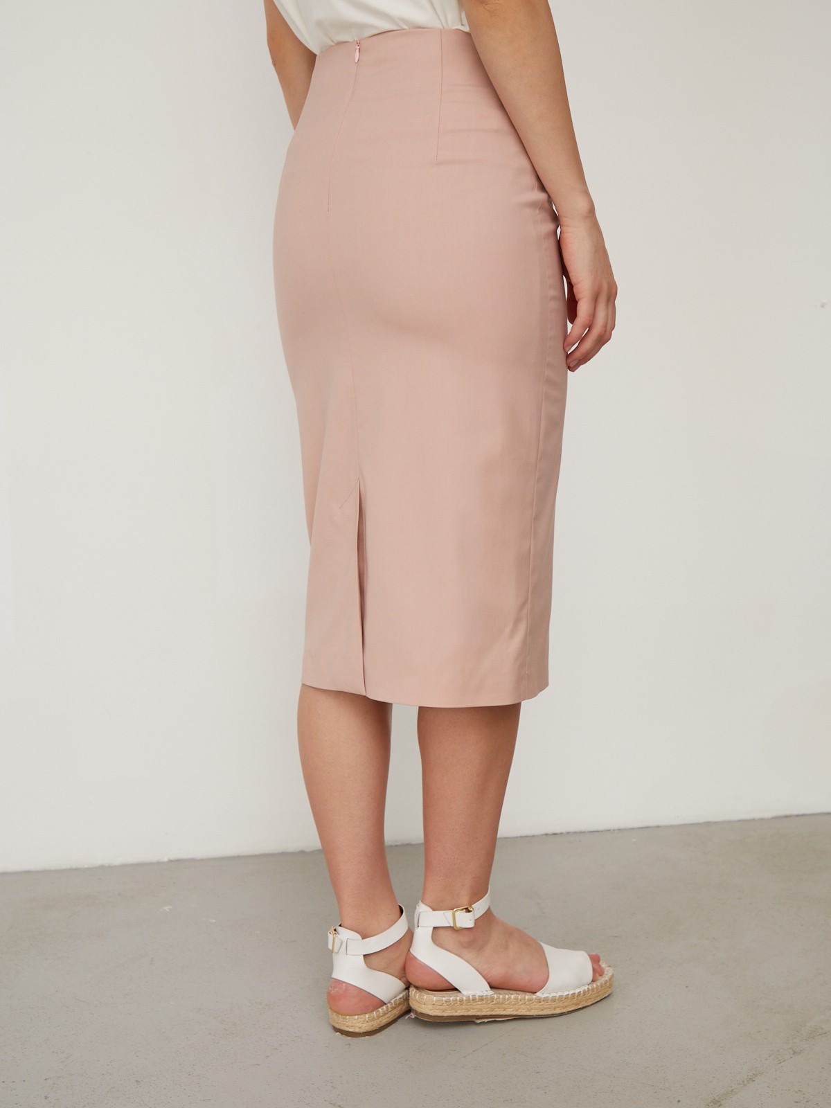 Юбка-карандаш с драпировкой на поясе, цвет: светло-розовый Allweneed
Юбка-карандаш оформлена декоративной драпировкой и поясом с широкой круглой пряжкой. Шлица для удобства ходьбы сзади. Модель идеально подчеркнет фигуру и поможет создать стильный деловой образ.
На модели размер M