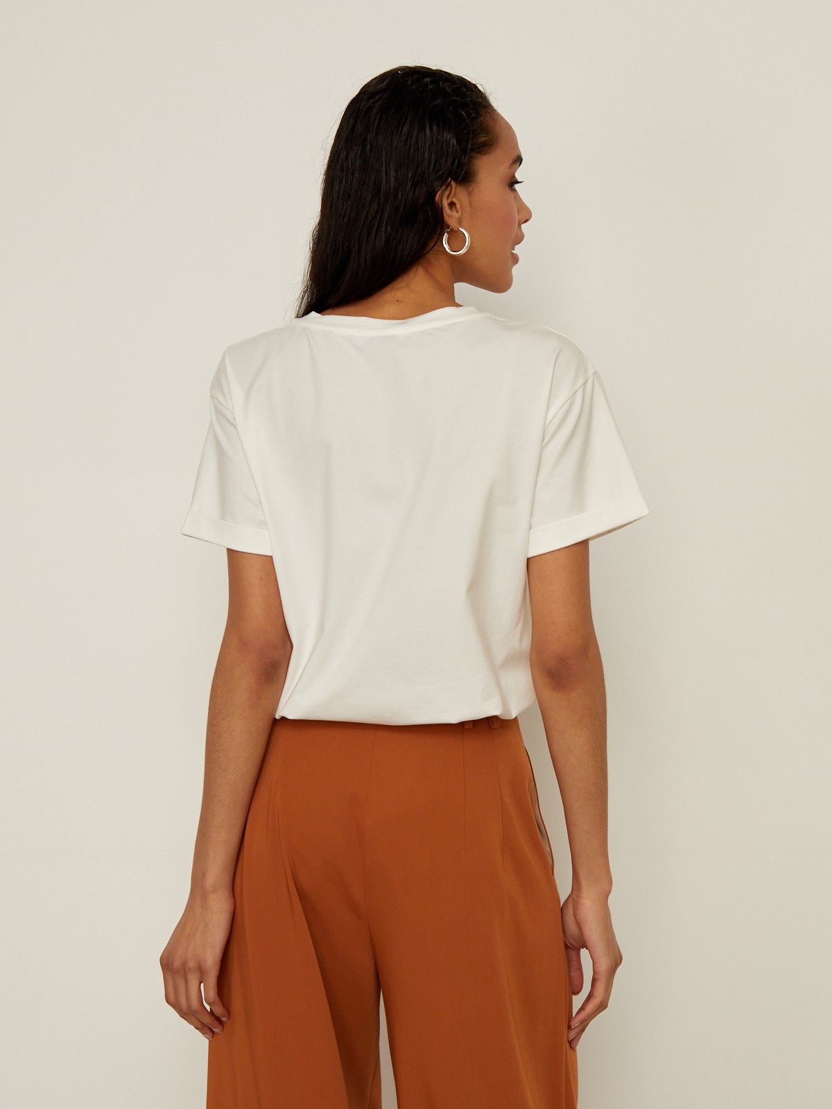 Футболка свободного кроя из слегка тянущегося хлопкового материала. В новой коллекции мы выпустили футболки в новыхбазовых, пастельных и приглушенных цветах.

На модели размер XS