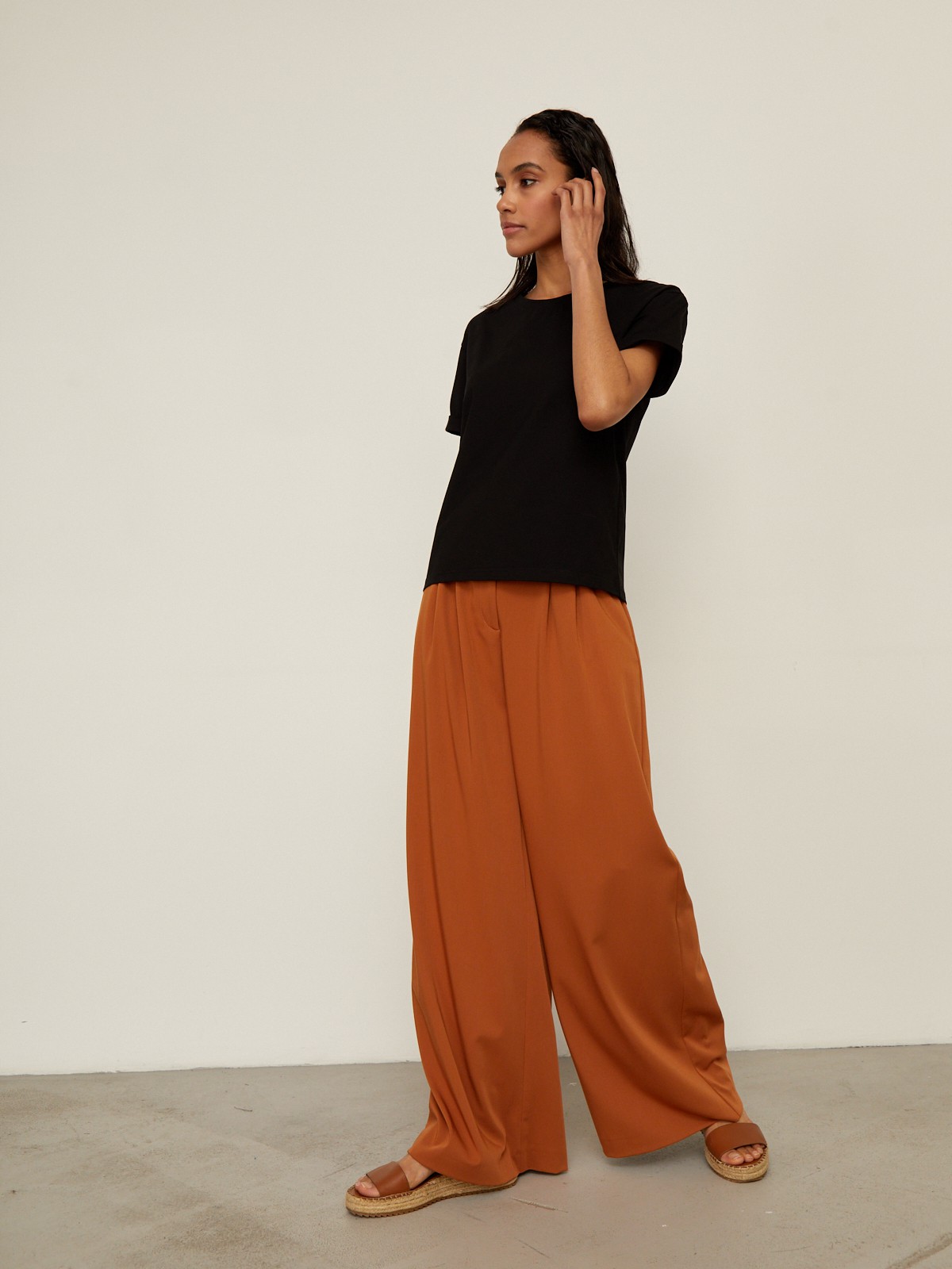 Футболка в стиле boyfriend , цвет: Черный Allweneed Футболка свободного кроя из слегка тянущегося хлопкового материала. В новой коллекции мы выпустили футболки в новыхбазовых, пастельных и приглушенных цветах.
На модели размер XS