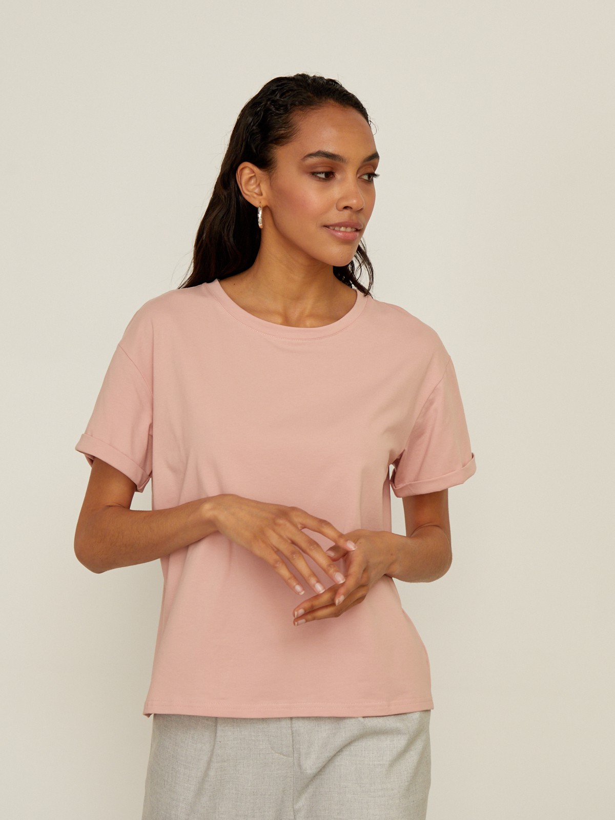 Футболка свободного кроя из слегка тянущегося хлопкового материала. В новой коллекции мы выпустили футболки в новыхбазовых, пастельных и приглушенных цветах.

На модели размер XS