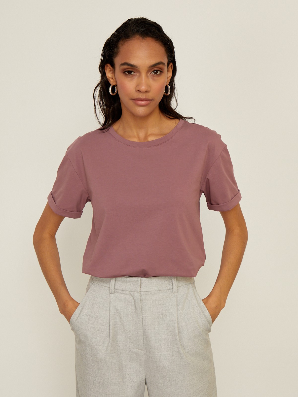 Футболка свободного кроя из слегка тянущегося хлопкового материала. В новой коллекции мы выпустили футболки в новыхбазовых, пастельных и приглушенных цветах.

На модели размер XS