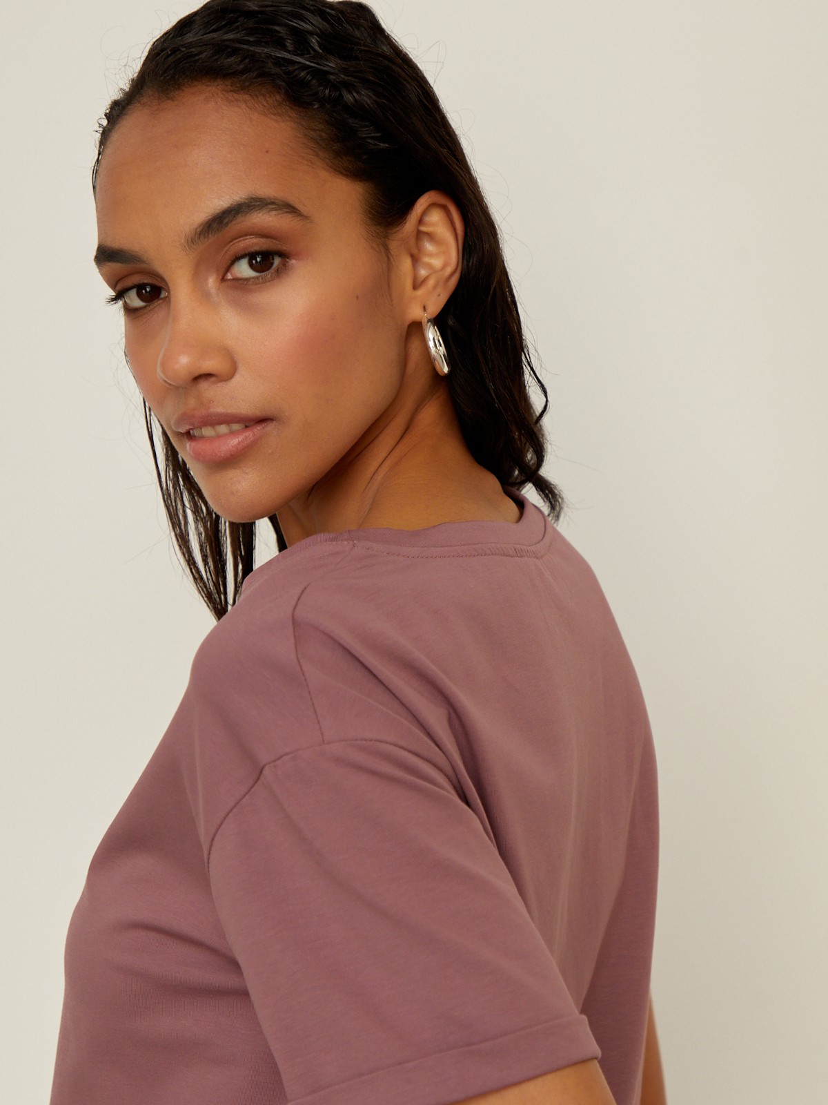 Футболка свободного кроя из слегка тянущегося хлопкового материала. В новой коллекции мы выпустили футболки в новыхбазовых, пастельных и приглушенных цветах.

На модели размер XS