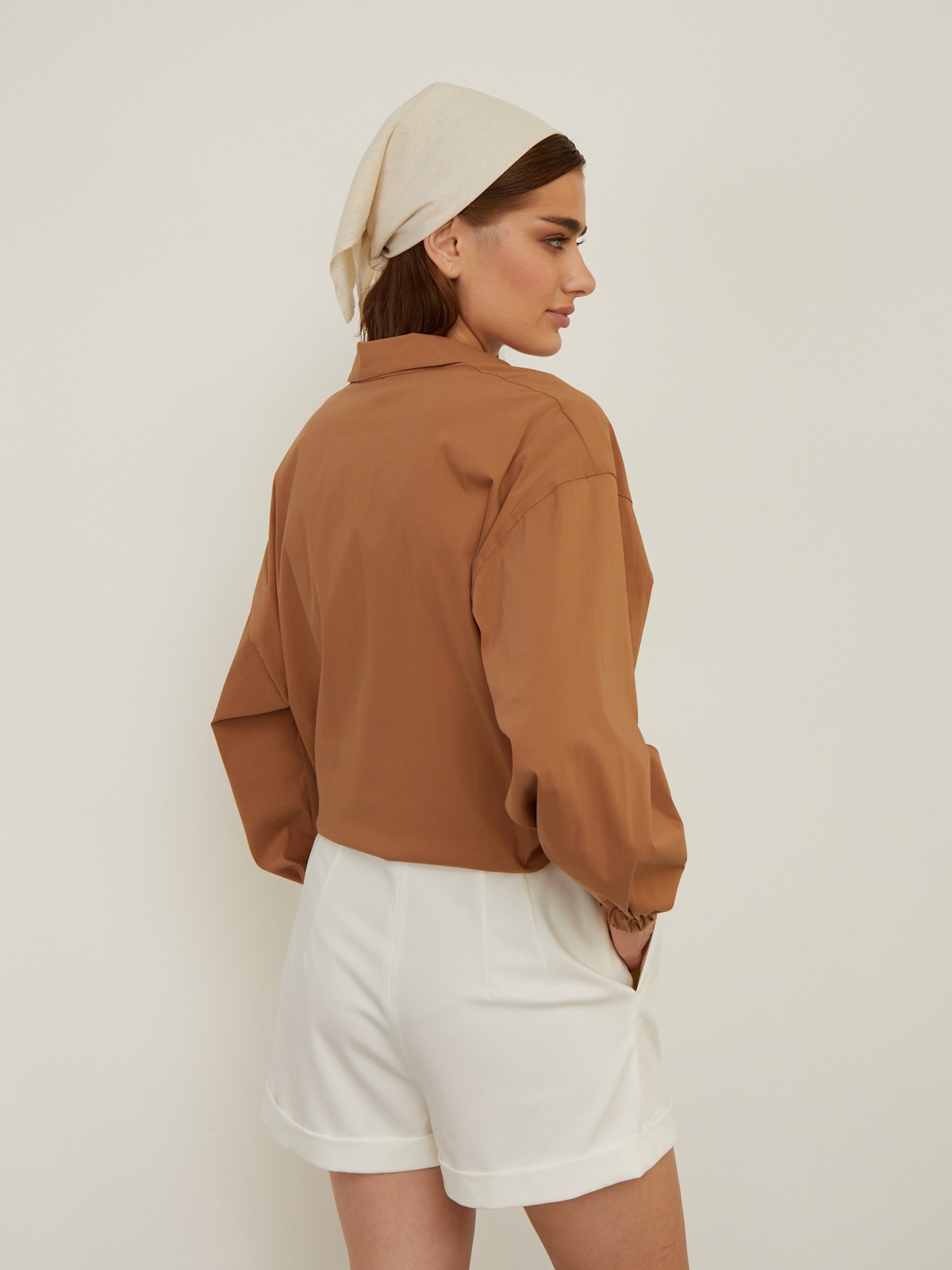 Рубашка с резинкой на манжетах. Свободного кроя с пышными рукавами.Модель выполнена из мягкой и приятной к телу ткани высокого качества. Отлично сочетается с джинсами mom-fit и юбками длины миди. Из обуви выбирайте изящные лодочки или обувь на плоском ходу.

На модели размер S