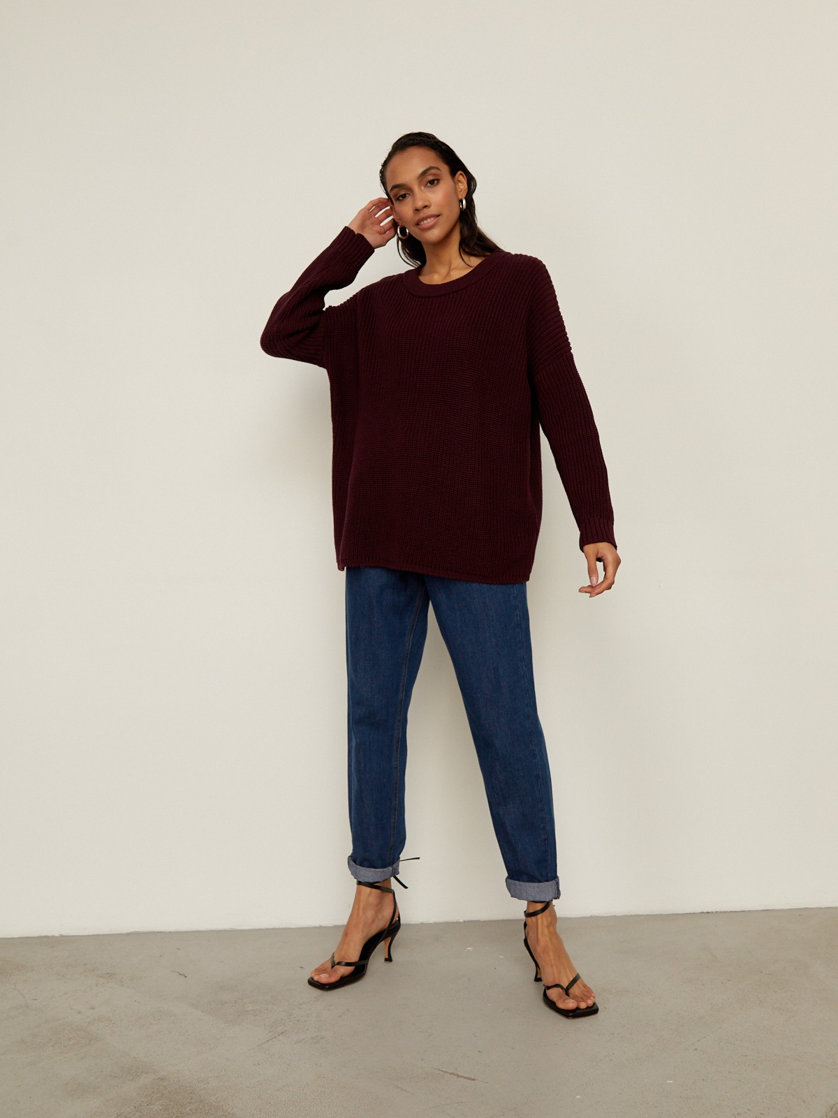 Хлопковый свитер крупной вязки с круглым вырезом. В нем удобно и уютно, его обладательница будет выглядеть как никогда женственно и изящно. Нежный хлопок дышит и позволяет поддерживать оптимальный температурный режим.

На модели размер one size