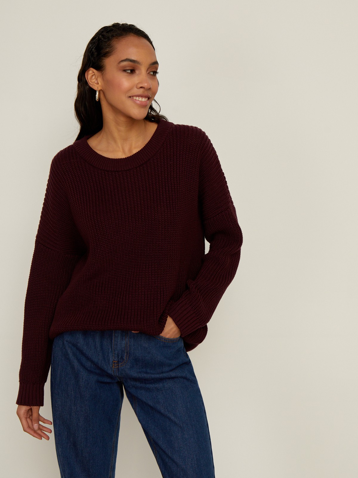 Хлопковый свитер крупной вязки с круглым вырезом. В нем удобно и уютно, его обладательница будет выглядеть как никогда женственно и изящно. Нежный хлопок дышит и позволяет поддерживать оптимальный температурный режим.

На модели размер one size
