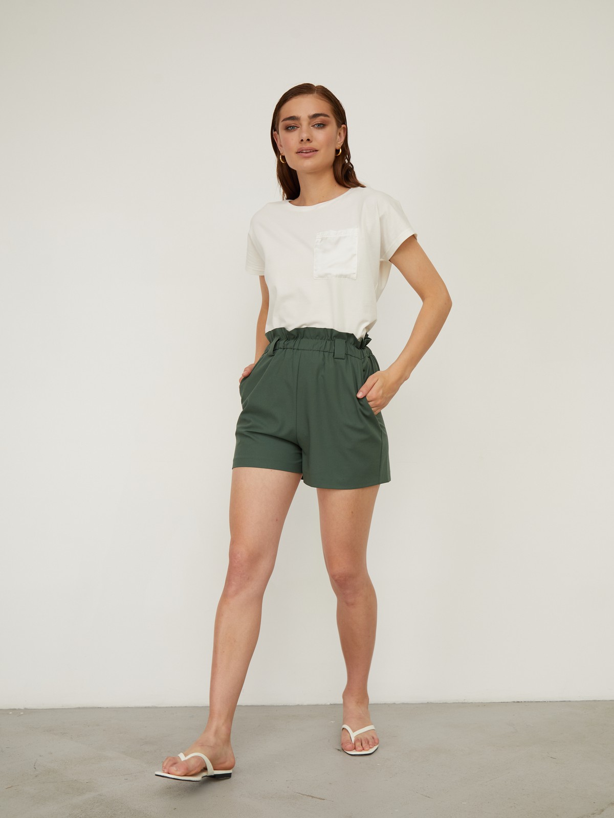 


Футболка классического прямого кроя с цельнокройными рукавами. Одинарный нагрудный карман как лаконичный акцент дизайна.

На модели размер S