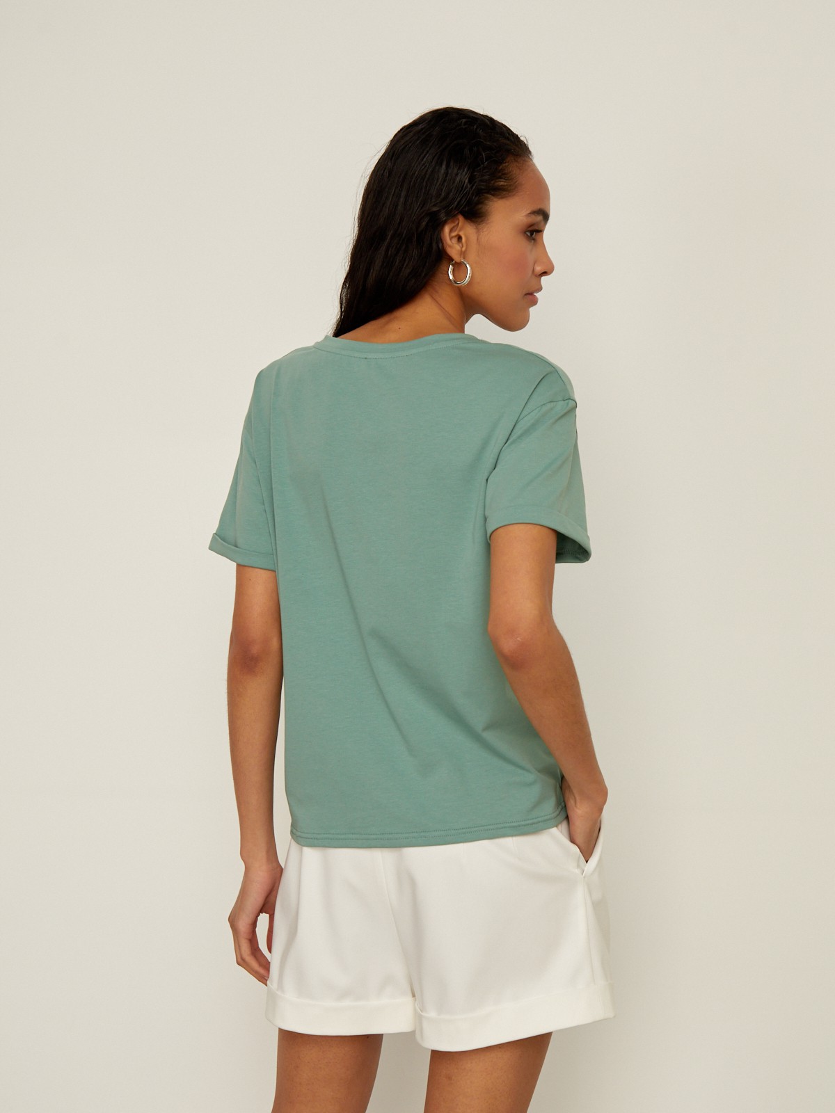 Футболка свободного кроя из слегка тянущегося хлопкового материала. В новой коллекции мы выпустили футболки в новыхбазовых, пастельных и приглушенных цветах.

На модели размер XS