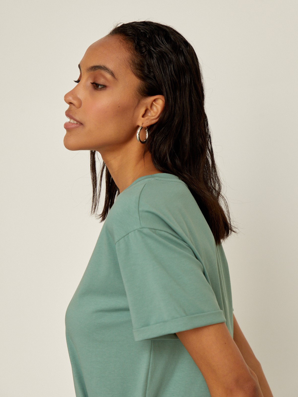 Футболка свободного кроя из слегка тянущегося хлопкового материала. В новой коллекции мы выпустили футболки в новыхбазовых, пастельных и приглушенных цветах.

На модели размер XS