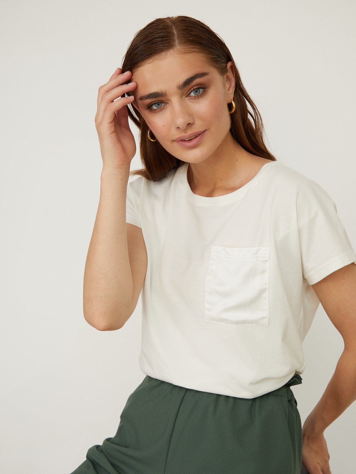 


Футболка классического прямого кроя с цельнокройными рукавами. Одинарный нагрудный карман как лаконичный акцент дизайна.

На модели размер S