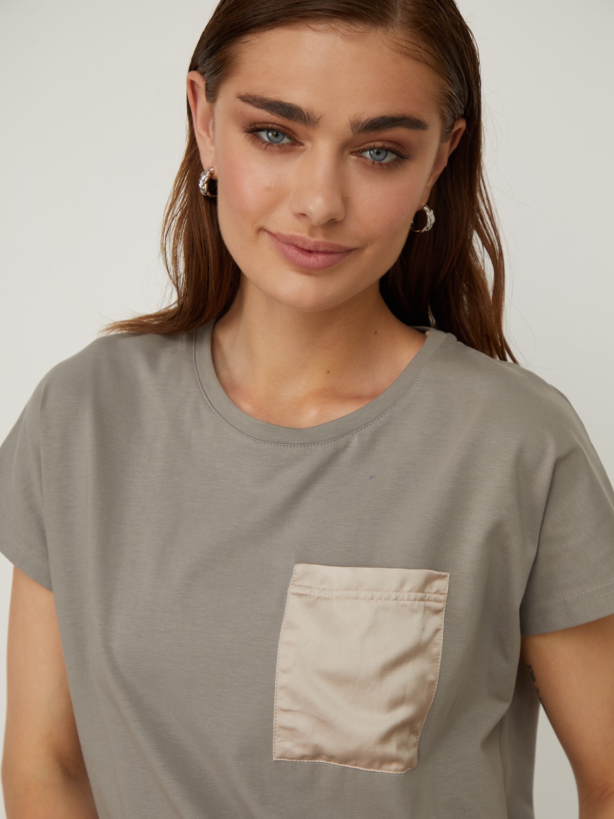 Футболка с цельнокройным рукавом и нагрудным карманом, цвет: серо-зеленый Allweneed
Футболка классического прямого кроя с цельнокройными рукавами. Одинарный нагрудный карман как лаконичный акцент дизайна.
На модели размер S