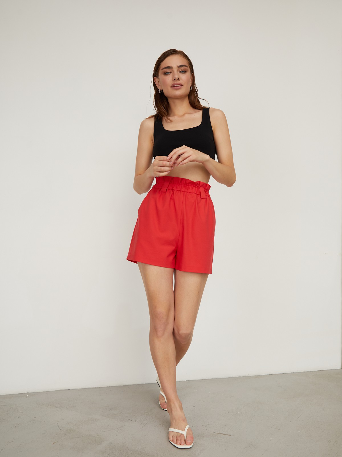 Шорты с завышенной талией, цвет: красный Allweneed
Шорты с завышенной талией с боковыми прорезными карманами. Эластичная резинка на талии для дополнительного комфорта в носке. Шлевки и декоративные сборки у талии создают интересный акцент.
На модели размер S