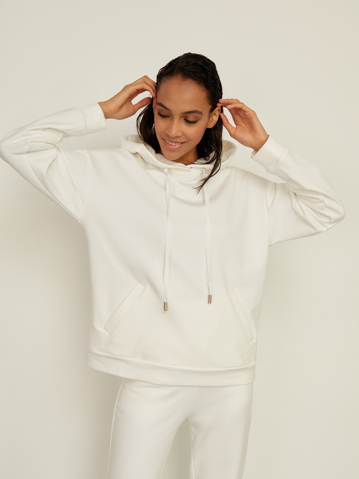 Худи свободного силуэта. Модель дополнена регулируемым капюшоном и двумя карманами. Дополните расслабленный образ спортивными брюками в тон.

На модели размер XS