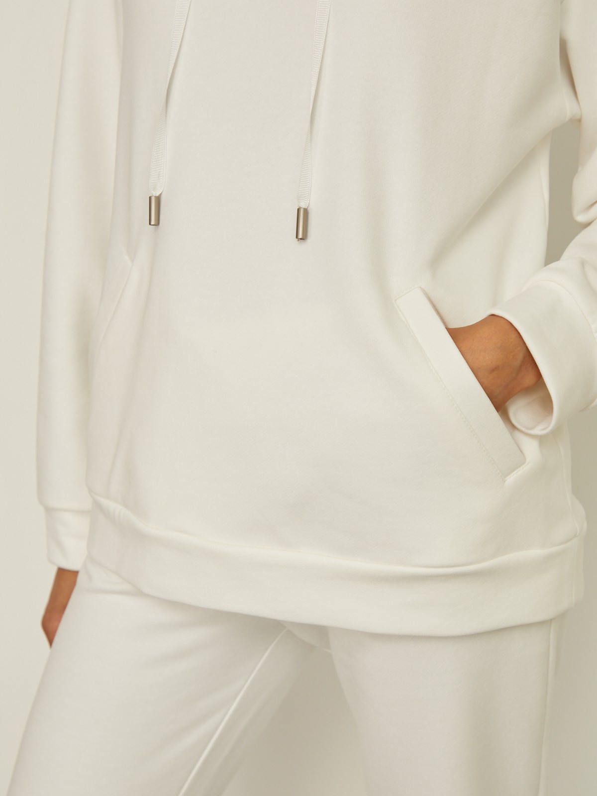 Худи свободного силуэта. Модель дополнена регулируемым капюшоном и двумя карманами. Дополните расслабленный образ спортивными брюками в тон.

На модели размер XS