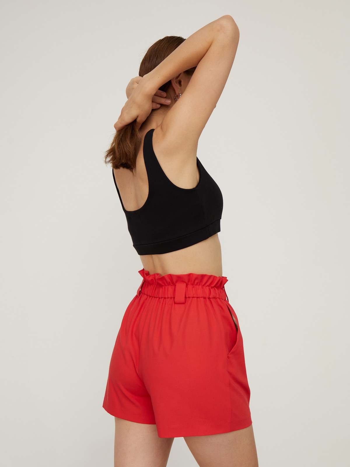 Шорты с завышенной талией, цвет: красный Allweneed
Шорты с завышенной талией с боковыми прорезными карманами. Эластичная резинка на талии для дополнительного комфорта в носке. Шлевки и декоративные сборки у талии создают интересный акцент.
На модели размер S