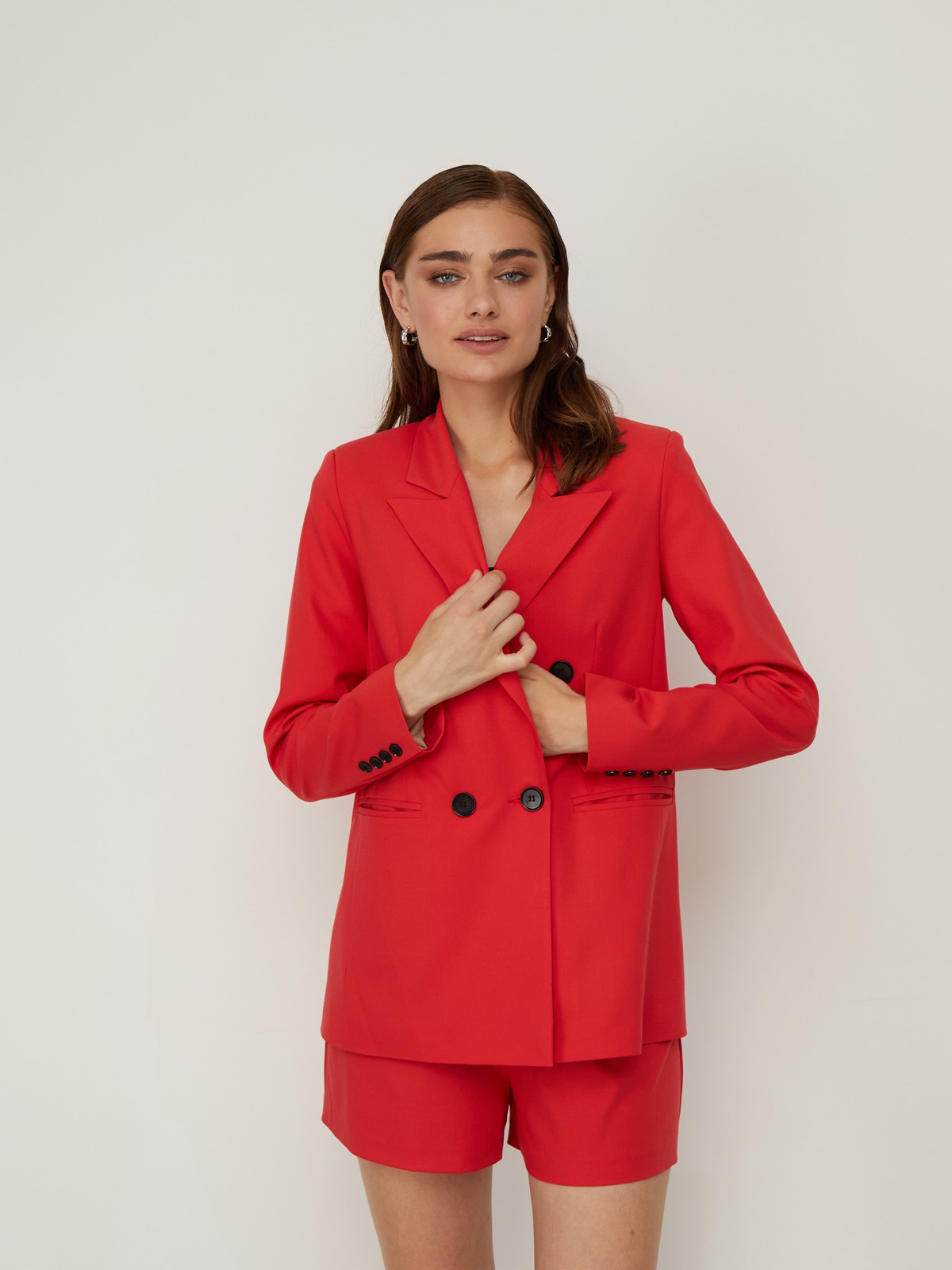 




Двубортный жакет прямого кроя из плотной костюмной ткани. Прорезные карманы и заостренные лацканы. Пуговицы создают контрастный акцент.

На модели размер XS