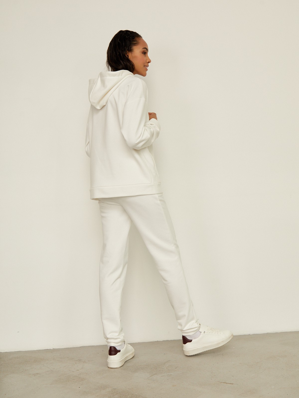 Худи свободного силуэта. Модель дополнена регулируемым капюшоном и двумя карманами. Дополните расслабленный образ спортивными брюками в тон.

На модели размер XS