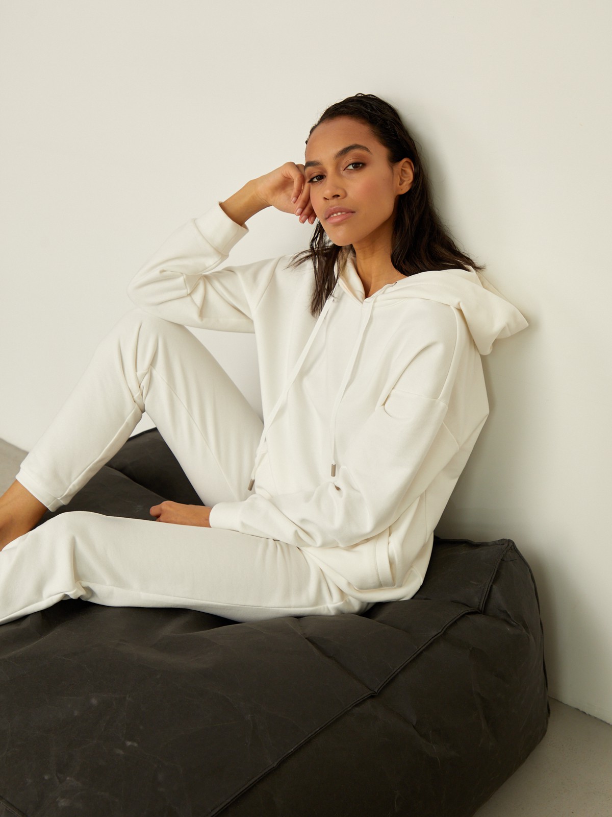 Брюки свободного спортивного силуэта. Модель дополнена манжетами из основной ткани по низу изделия и карманами по боковым швам. На поясе у брюк пояс, регулируемый завязками. Дополните свой образ толстовкой в тон изделия.

На модели размер XS